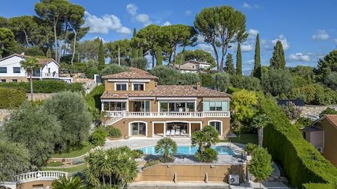 Superb villa in a dominant position on the hills of Golfe Juan, offering exceptional panoramic views of the sea and the Cap d'Antibes. On the ground floor, you'll discover a living space comprising a cosy lounge with its fireplace, a warm dining room...