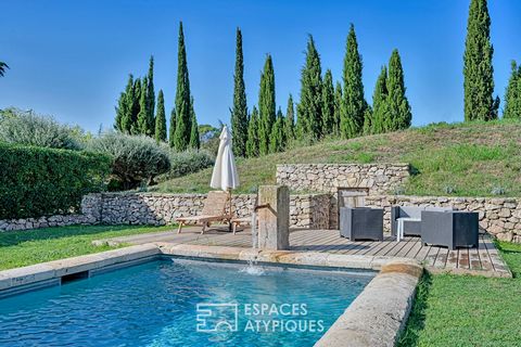 Cette magnifique propriété du XIXème de plus de 600 m2 habitables s'est installée au coeur d'un domaine de 2 hectares habité de magnifiques arbres centenaires dans un lieu chargé d'histoire entre Sommières et Montpellier. Le domaine, situé au calme e...