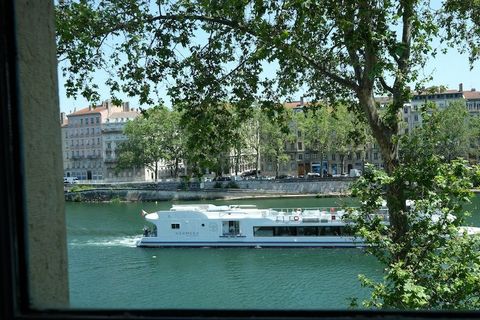 Honoré Suite Vue Saône - Un séjour élégant au cœur de Lyon Découvrez l’élégance et le confort de l’Honoré Suite Vue Saône, idéalement située au cœur de Lyon. Cet hébergement unique offre une ambiance chaleureuse et raffinée, avec une vue imprenable s...