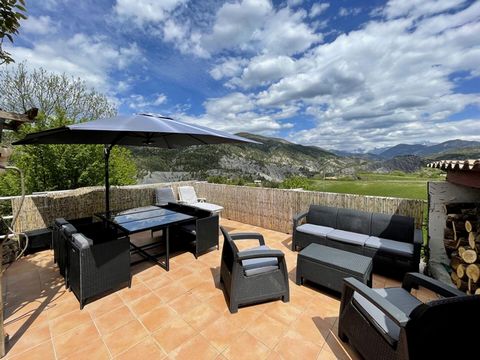 Nichée au pied du Cheval Blanc sur la commune de Draix à 12km de Digne-les-Bains, cette jolie maison de village offrant 90m2 ne manque pas de charme et d' authenticité. Située dans un environnement propice au calme et à la détente vous trouverez au r...