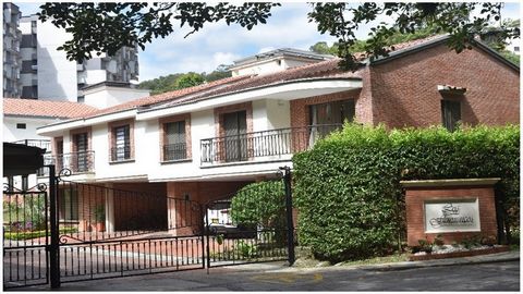 Schönes Haus nur fünf Minuten vom Zentrum von Ibagué entfernt. Geräumiger Flur, der mit einem offenen Raum verbunden ist, der ein modernes Wohnzimmer und ein Esszimmer umfasst. Oberflächen in neutralen Tönen und Holzdetails. Der private Bereich des H...