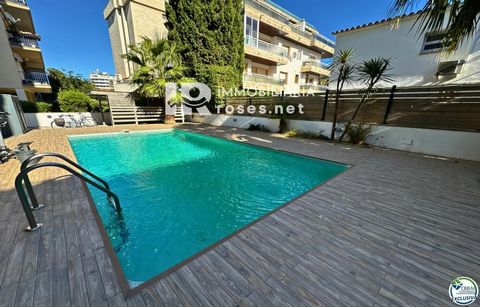 Energy Certificate: 63KYG75D This beautiful apartment with sea views is located in a high-end building that offers its residents all the comforts, including a swimming pool next to the garden area, perfect for enjoying the outdoors and relaxing. One ...