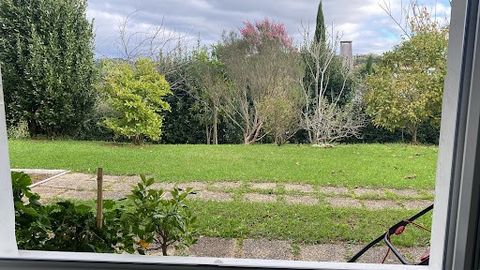 Maison d'environ 160m2 au calme et à proximité de la plage d'Erromardie. Elle se compose actuellement d'un vaste séjour avec cheminée et balcon doté d'un vue montagnes. La cuisine est séparée et ce niveau possède 2 chambres ,une salle d'eau et un WC....