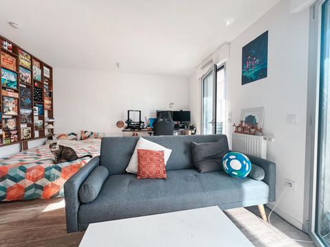 A vendre libre de toute occupation ! Appartement de 33 m² situé au 2ème étage avec ascenseur au calme dans une copropriété récente et sécurisée de 2018 à proximité immédiate de la station de tram et de bus Haluchère - Batignolles. L'appartement se co...