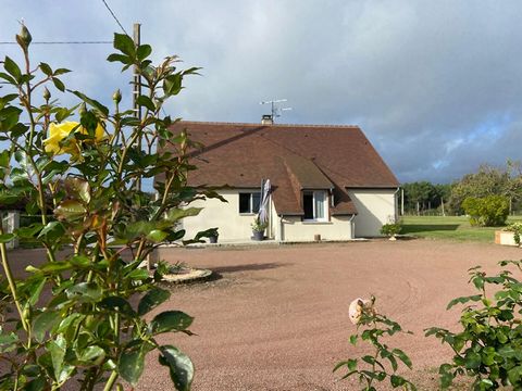 LA FLECHE; Maison d'habitation de plain pied entièrement rénovée d'une superficie de 150m2 habitables offrant entrée, cuisine aménagée et équipée, vaste salon-séjour de 64 m2 avec cheminée à insert, 3 chambres, bureau, wc suspendu avec lave main, sal...