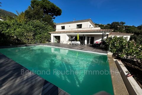 BERTRAND FOUCHER IMMOBILIER vous propose de découvrir dans une impasse au calme avec vue sur la mer et les collines, au cœur d'un terrain de 1900 m² magnifiquement paysagé, cette villa contemporaine de 7 pièces, idéalement située à Cavalaire-sur-Mer....