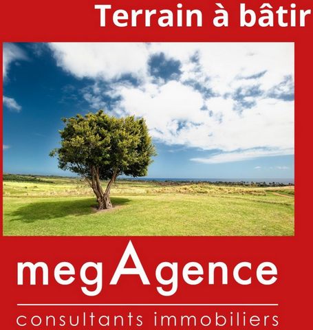 Situé à Plouvara, ce terrain à bâtir de 1350 m² offre l'opportunité idéale de construire la maison de vos rêves. Proche du bourg de Plouvara, cette parcelle bénéficie d'un environnement paisible et verdoyant, tout en restant à proximité des commodité...