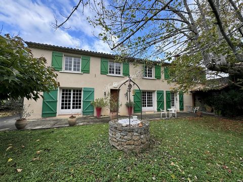 Located in a village in the Haute-Vallée de l'Aude, 5 minutes from shops and services, house with garden and garages built on a plot of 1169m2. With a living area of 181.62 m2, this house consists of: On the ground floor: a living room / living room ...