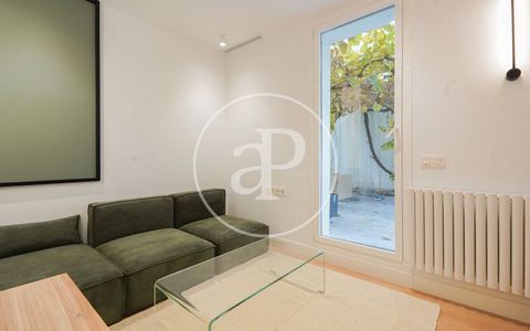 Wohnung möbliert von 102 m2 mit Terrasse Im Großraum von Almagro, Madrid. Die Immobilie hat 3 Zimmer, 3 Bäder, Klimaanlage, Einbauschränke, Heizung und Pförtner. Ref. VM2411079 Features: - Air Conditioning - Terrace - Furnished