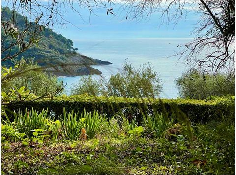 In Italia, affacciato sulla Caletta di Maralunga Lerici, vendesi casa al grezzo su 2 piani con vista mare, uliveto terrazzato e parcheggi privati. Elegante ed esclusiva proprietà situata in una oasi di verde e mare del Golfo dei Poeti. Casa parzialme...