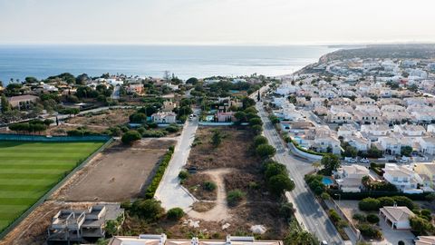 Beläget i det pittoreska Lagos-kvarteret är denna tomt bara en kort promenad från den vackra sandstranden i Porto de Mós, känd för sina kristallklara vatten och livliga atmosfär. Den södervända orienteringen säkerställer ett överflöd av naturligt sol...