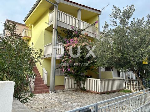 Location: Zadarska županija, Privlaka, Sabunike. ZADAR, SABUNIKE - Haus mit 3 Wohnungen In der ruhigen Touristenstadt Privlaka, nicht weit von Zadar entfernt, steht ein Haus mit drei Wohnungen zum Verkauf, gelegen auf einem Grundstück von 136 m², nur...