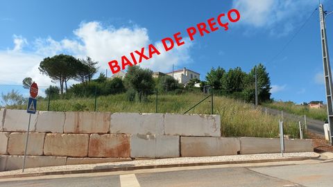 ##NEGOCIÁVEL## Grundstück mit 2700m2 in der Gemeinde A-dos-Francos, Caldas da Rainha, mit genehmigtem Projekt für eine Villa mit 3 Schlafzimmern, mit 3 Suiten, mit einer geräumigen Garage und einer Terrasse von großzügigen Abmessungen, die einen ruhi...