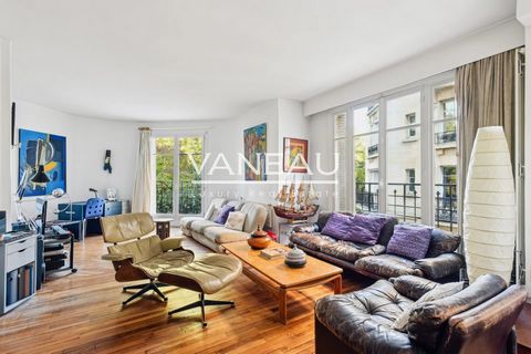 The VANEAU group offers you a beautiful apartment in a building built in 1911 with a good standing overlooking the Montsouris park. This property with a surface area of 69 m² consists of an entrance, a double corner living / dining room with an unobs...