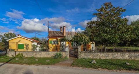 Location: Istarska županija, Rovinj, Rovinj. Istria, Kanfanar, Surroundings, Situated in the picturesque surroundings of the Istrian region, this property is located near the center of Kanfanar. The area captivates with its beauty, offering a perfect...