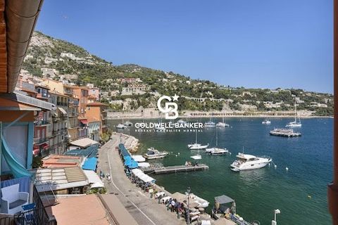 At the foot of one of the region's most beautiful panoramas, in an early 18th-century building, this luxury apartment boasts a breathtaking view of the port and the St Jean Cap Ferrat peninsula. On the top floor, as soon as you enter, you'll be seduc...