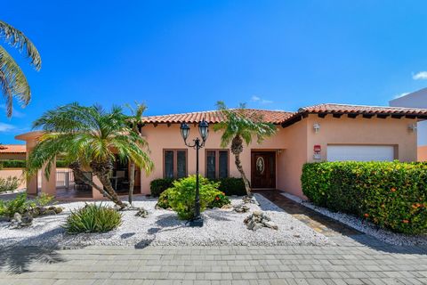 Charmante villa in Rooi Santo, Noord – een tropisch paradijs vlakbij het strand Welkom bij Opal 235, een prachtige villa met 3 slaapkamers en 2 badkamers, genesteld in het hart van de zeer gewilde Surfside Villas-gemeenschap in Rooi Santo, Noord. Dez...