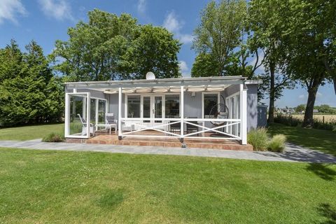 Bienvenue dans un bungalow indépendant moderne et magnifiquement rénové, parfait pour une escapade paisible. Cette maison de vacances pour 4 personnes offre une vue imprenable sur les champs de bulbes environnants et dispose d'un jardin spacieux, off...