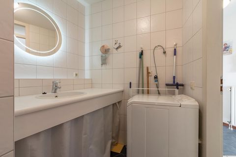 Witamy w idealnym nadmorskim miejscu! Ten piękny apartament wakacyjny jest idealnie położony naprzeciwko wejścia na plażę Callantsoog, oferując Ci najwyższą wygodę i wspaniałe widoki. Z zapierającą dech w piersiach panoramą wydm z balkonu poczujesz s...