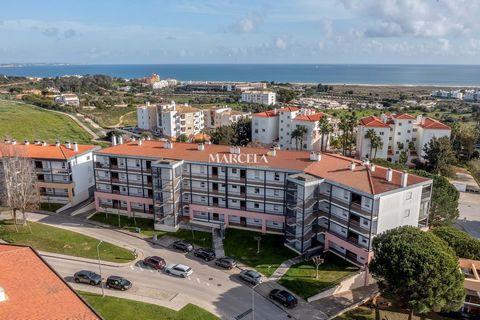 Oportunidade de adquirir um apartamento penthouse com vista deslumbrante para o mar num condomínio privado meticulosamente mantido numa localização privilegiada a uma curta distância a pé da Marina e do centro da cidade de Lagos. Este encantador apar...