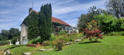 Paviljoen op semi-ondergrondse kelder bestaande uit, op één niveau; Veranda op het westen, open keuken naar de woonkamer die uitkomt op een balkon op het oosten, hal die leidt naar een toilet, een doucheruimte en twee slaapkamers. Linnenkamer in het ...