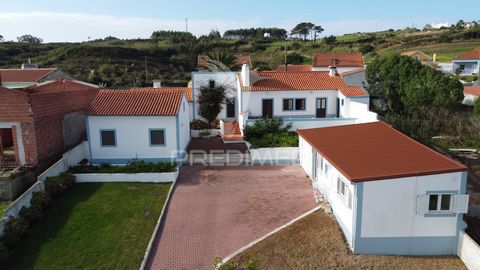 Traditional villa, subject to recent renovations, set in a walled plot of 1,716m2. It includes a main house with 3 bedrooms plus a large attic, 2 living rooms, a living room with fireplace with fireplace and another living room with a wood burning st...