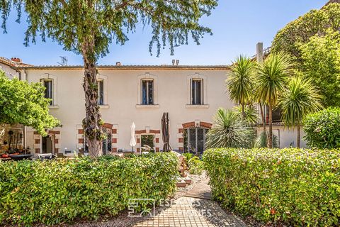 Discover this magnificent property located in the heart of the historic center of Vias. Built in 1850, this 160 m2 house offers generous and bright spaces, with four bedrooms, including a master suite, a bathroom and a shower room. The independent st...