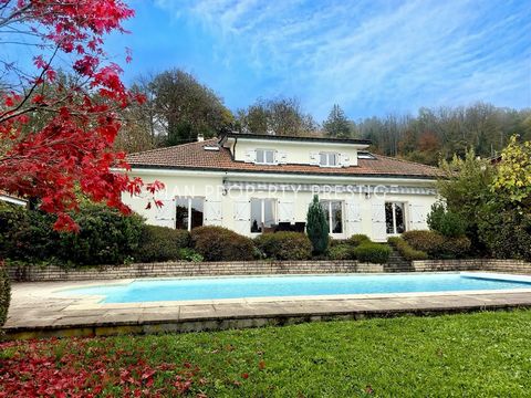 Découvrez cette superbe maison située dans un environnement idyllique à Fessy, idéale pour une grande famille en quête de tranquillité et de confort. Nichée au cœur d'un magnifique jardin joliment arboré, vous serez séduit par la variété des arbres f...