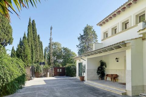 Situata ai piedi delle splendide montagne Tramuntana, patrimonio dell'UNESCO, questa villa offre un tranquillo rifugio nella ricercatissima zona La Font di Pollensa. A pochi passi dall'affascinante città di Pollensa e a 10 minuti di auto dalle splend...