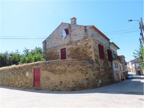 Amazing recently renovated Stone Vila. Two-storey granite Villa with 67 square meters per floor. The ground floor has a large lounge with a fireplace, a kitchen and a bathroom. The first floor has three bedrooms and a bathroom. Needs little cosmetic ...