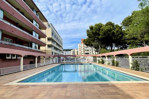 The Salles Beach apartment is the perfect place to enjoy a beach holiday. With 1 bedroom and capacity for 4 people, this comfortable 35 m² accommodation offers everything you need for a pleasant stay. It is located a few steps from the supermarket, t...