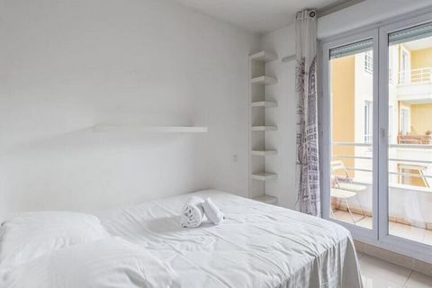 Located 2 minutes walk from the beach, this beautiful apartment with balcony can accommodate up to 4 people. Located 2 minutes from the famous Promenade des Anglais, close to transport and shops, this accommodation is ideal for enjoying a wonderful s...