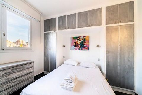 Ce bel appartement est idéalement situé au cœur de Cannes, à 1 minute de marche de la Croisette et à 9 minutes de marche de la rue d'Antibes. Le Palais des Festivals se trouve à 15 minutes à pied. Il peut accueillir confortablement jusqu'à 4 personne...