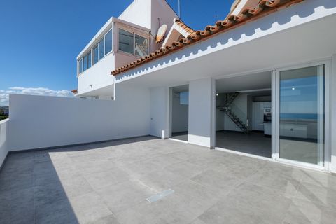 Пентхаус, Estepona, Costa del Sol. 3 Спальные комнаты, 2 Ванные комнаты, Площадь 139 m², Терраса 52 m². Расположение : Первая линия пляжа, Город, Рядом с гольф-полем, Рядом с портом, Рядом с магазинами, Рядом с морем, Передняя линия комплекс. ОРИЕНТА...