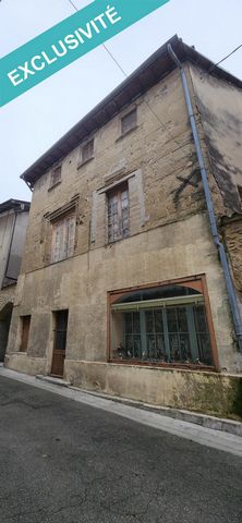 Cette grande maison de rue, autrefois partie de l’hôtel des Princes de Monaco, est une belle opportunité pour les investisseurs ou particuliers à la recherche de beaux espaces. Située dans le centre historique de Chabeuil, sa façade classée est un té...