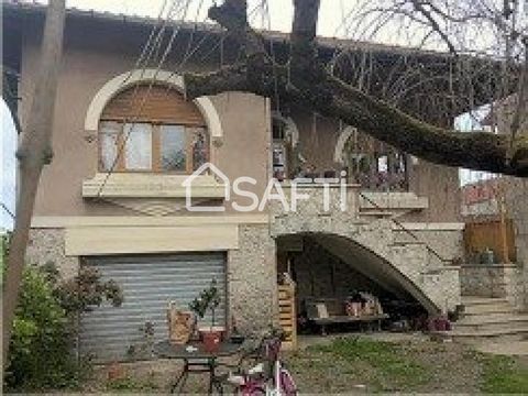 Située dans la charmante ville de Saint-Gaudens, cette maison bénéficie d'un environnement dynamique proche des écoles, lycées, collèges et crèches. Les transports en commun tels que les bus et les trains offrent une excellente mobilité. Son expositi...