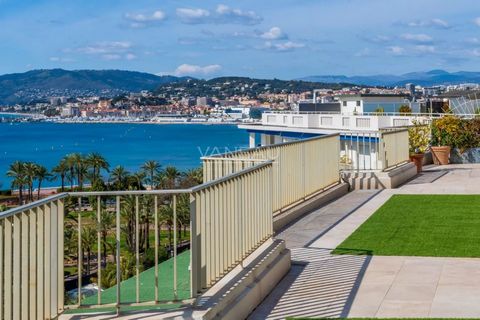 Situato sulla prestigiosa Croisette, questo appartamento vanta una vista panoramica sul Mar Mediterraneo. Le ampie finestre a golfo e la terrazza di 230 m2 permettono di approfittare appieno della vista e dell'esposizione impareggiabile. Questa eccez...