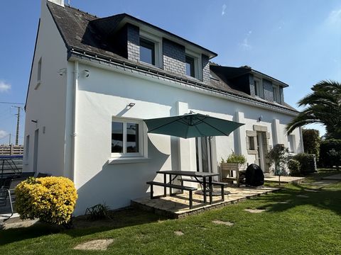 Située à deux kilomètres des plages, sur un terrain clos de 660 m2, cette maison rénovée vous séduira par la qualité de ses finitions et ses espaces. Elle comprend au rez-de-chaussée : un hall d'entrée avec rangements, un salon-séjour, une cuisine éq...