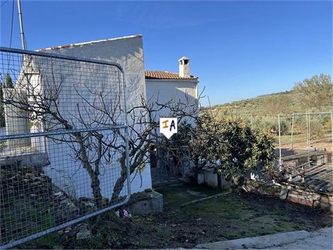 Este cortijo de 2 dormitorios con una parcela llana de 1.896 m2 está situado en Castillo de Locubín, en el sur de la provincia de Jaén, en Andalucía, España. Ubicada en una pista tranquila y bien mantenida, esta propiedad rural con un amplio garaje /...