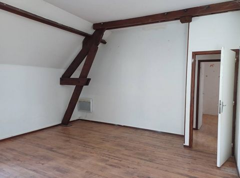 02100 ST QUENTIN - 2 chambres - 63m² habitables Dans un bel immeuble en briques, nous vous proposons cet appartement au 1ème étage, calme, lumineux, comprenant une pièce de vie avec un espace cuisine, 2 chambres, une salle de bain, WC pour une surfac...