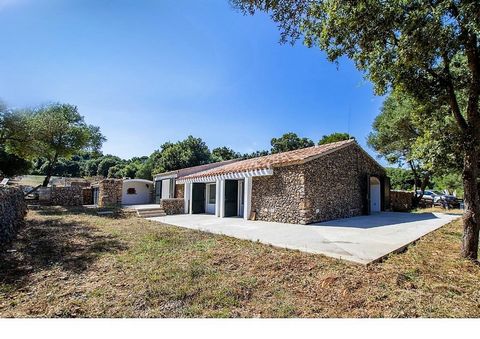 MENORCA EST UN PARADIS PROCHE qui vous invite à vous immerger dans sa beauté et sa tranquillité. Cette maison de campagne, véritable bijou, est parfaitement en harmonie avec l'environnement naturel qui l'entoure. Située au cœur de l'île, à quelques m...