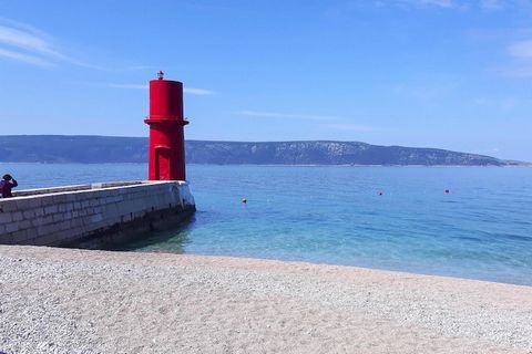 En una ligera pendiente, directamente en una larga playa de guijarros con una sección nudista, un puerto deportivo para botes pequeños y una zona de piscina de nueva construcción, en una hermosa península cerca de la capital de la isla, Cres. Las cas...