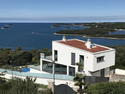 Mooie vrijstaande villa te koop in Vrsar met uitzicht op de zee en de eilanden. De villa is gebouwd in minimalistische architectuur. De begane grond heeft vier slaapkamers met directe toegang tot het zwembad, de tuin en de zomerkeuken. Boven is er ee...