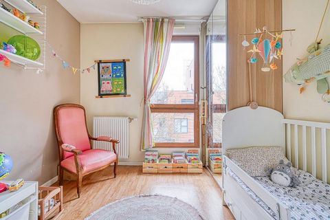 Sabine Caylet offers you this bright T3 of 65 m² with terrace and parking, Vitry Sud / Ardoines district, close to transport, schools and shops. This property consists of: - A large, bright living room with open kitchen - Two bedrooms with built-in s...
