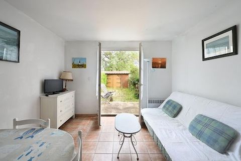 Real estate Ile de Ré - Ars en Ré - House near the beach. It consists of a living room with a toilet on the ground floor. Upstairs, you will find two bedrooms with a bathroom and a toilet. A south-facing garden and a parking space complete this prope...