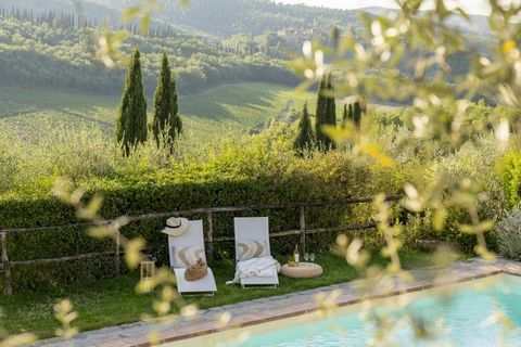 GREVE IN CHIANTI – Op slechts enkele minuten van het beroemde plein en het historische landgoed Vignamaggio: Volledig gerenoveerde vrijstaande villa genesteld in de Toscaanse heuvels, met 3 slaapkamers, 3 badkamers, een panoramisch terras, een zoutwa...