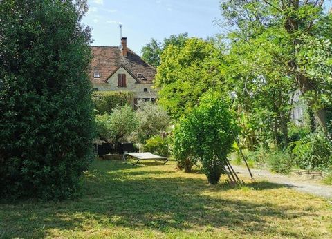 Proche Saint-Céré, maison en pierre avec jardin attenant