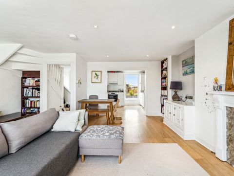 Cet appartement de deux chambres doubles offre une cuisine / salle de réception de taille généreuse qui mène à une terrasse sur le toit orientée à l’ouest. Au dernier étage, il y a deux chambres doubles, un bureau / chambre bébé et une salle de bains...