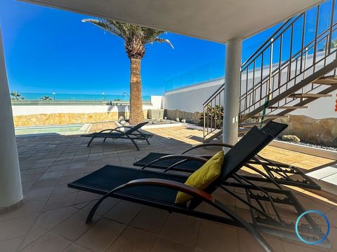 Welkom bij een uitzonderlijke kans om een prachtige villa te bezitten in het rustige dorpje Palm Mar, waar luxe en sereniteit elkaar ontmoeten. Dit prachtige pand ligt op een royaal perceel van 642 m² en beschikt over een ruime gelijkvloerse woonoppe...