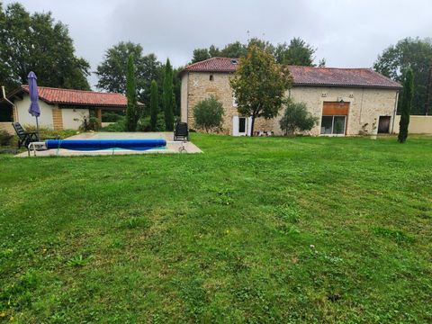 Nieuil - Maison en pierre rénovée avec jardin privé, piscine et garage